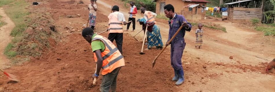 Les cantonniers de SADHUC dans les activités d'entretien routier