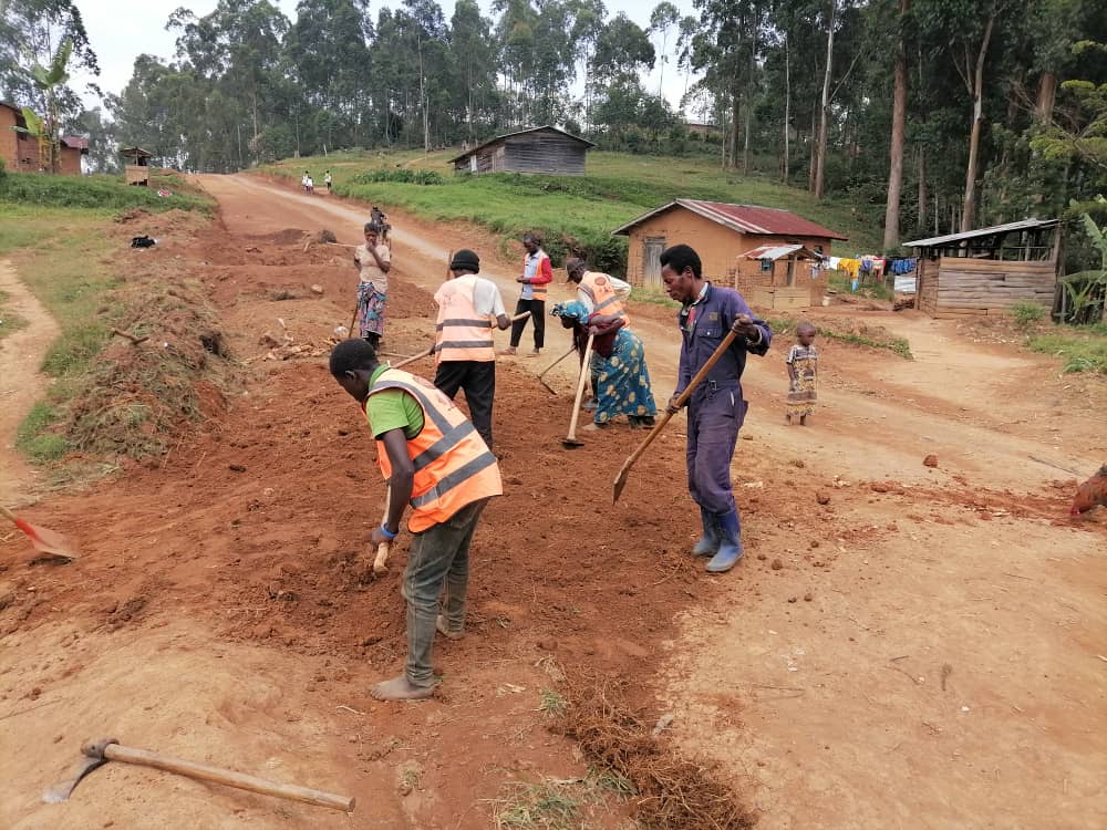 Les cantonniers de SADHUC dans les activités d'entretien routier